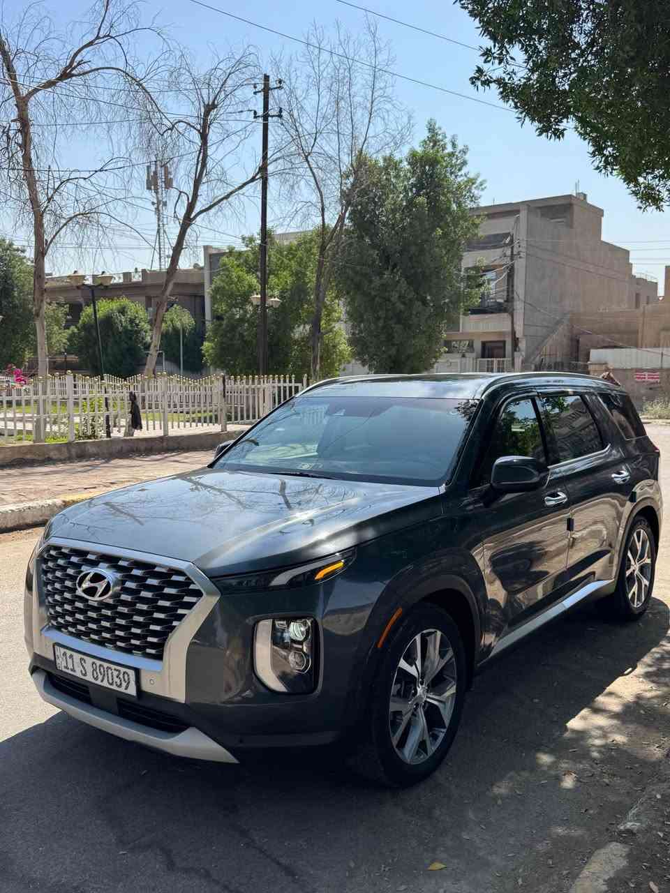 باليسيد هونداي موديل 2021

رقم بغداد بأسمي تحويل مباشر

الضرر  باب خلف السايق 
محرك: 6 سلندر 3.8L

القوة:291 حصان وعزم 355Nm

الـمـواصــفــات:

●التحكم بالمناخ: نظام تكييف أوتوماتيكي ثلاثي المناطق، مع لوحة تحكم خلفية منفصلة لركاب الصف الثاني وفتحات تهوية سقفية لجميع الصفوف.

● نظام رادارات : جانبي امامي  خلفي يمنحك السيطره عند القياده

●  ميزه التوقف التلقائي في حال عدم انتباه السائق 

●  ​ناقل الحركة: يعمل بنظام الأزرار (Shift-by-Wire). 

● وضعيات القيادة: قرص دوار لاختيار وضعيات القيادة (Drive Mode) مثل (Smart, Sport, Comfort, Eco,Snow).

● ​نظام المساعدة على نزول المنحدرات (DBC): يتحكم ببريك السيارة تلقائياً عند نزول المنحدرات الشديدة لضمان الهبوط الآمن دون انزلاق

●  ​نظام المقاعد: تأتي بـ 3 صفوف من المقاعد، والصف الثاني يتميز بمقاعد منفصلة (Captain Chairs) توفر راحة أكبر وسهولة في التنقل داخل السيارة. 

● فتحة سقف

● نظام المساعدة على الخروج الآمن

● المساعدة في تجنب الاصطدام بالنقطة العمياء

● نظام الدفع الرباعي الذكي HTRAC.

● شحن لاسلكي 

● صندوق كهربائي

● الشاشة: شاشة معلومات وترفيه عريضة تعمل باللمس تدعم أنظمة Apple CarPlay و Android Auto

● إضاءة ترحيبية خارجية

● ​ميزات إضافية: تشغيل بصمة، ستائر جانبية يدوية للأبواب الخلفية، ومنافذ شحن USB متعددة.

● باقي المواصفات معروفة

السعر 235

العنوان بغداد

*********** Colombo, Sri Lanka
