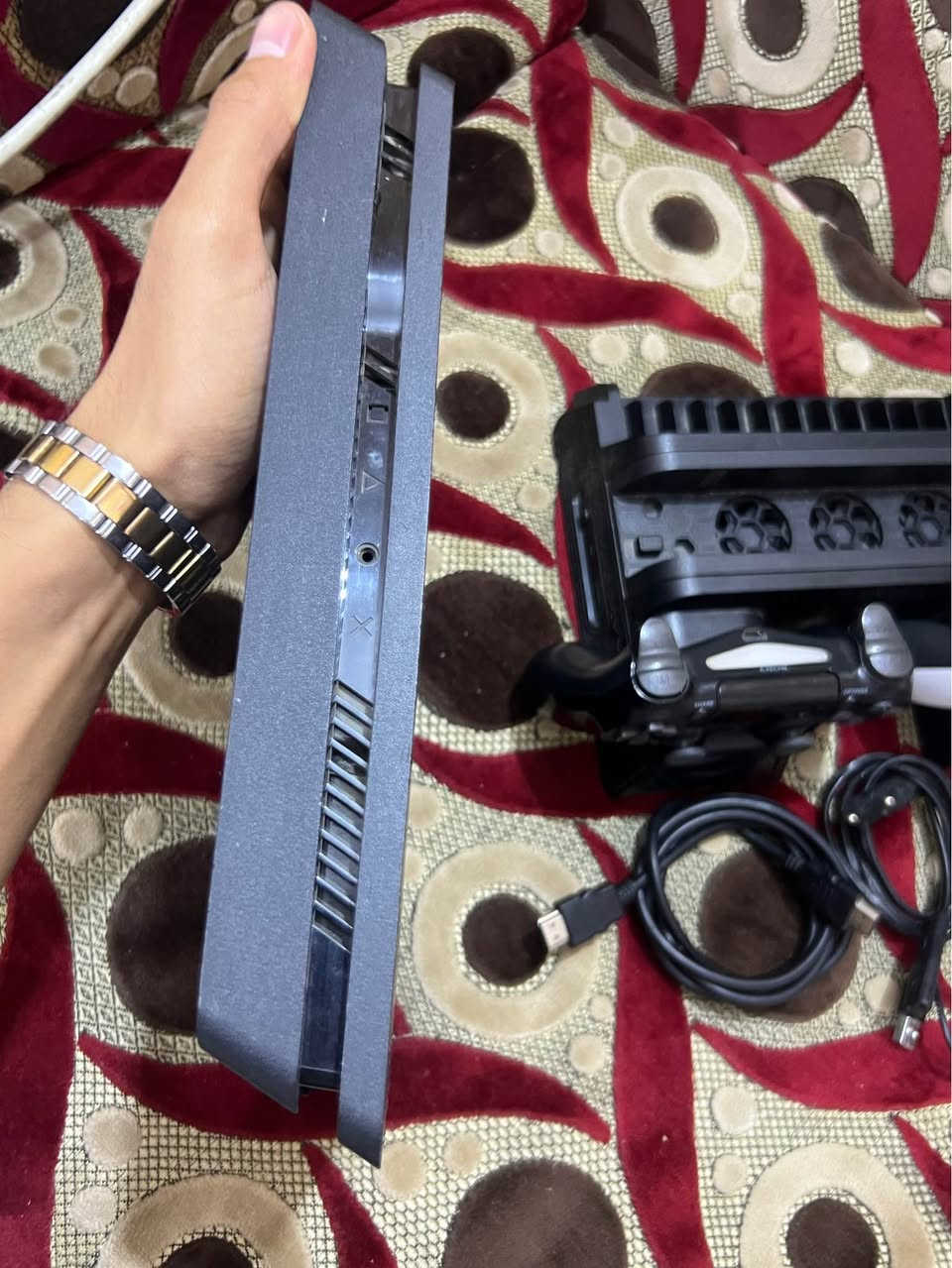 سلام عليكم بليستيشن 4 سلم مهكر ذاكرة 500GB لامصلح ولامفتوح لوك ستيكر شرط فحص وضمان كامل ملحقاتة جوستكات عدد 2 وقاعدة تبريد وكيبل تشغيل وكيبل HDMI وايرات الشحن 
وبي 4 العاب وتكدر تضيف بعد العاب 
السعر 250 مكاني البصرة الجمعيات 
*********** البصرة, العراق

نص مكتوب في الصور:
- Missed Jump تم ربح جائزة! ibrahim RMA WWW Grand Theft Auto Vice City PlayStation 2 PS4 PES 2013 MINECRAFT PLAYSTATION 4 EDITION Stray بدء