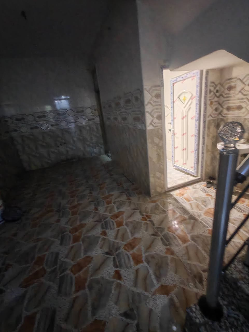 ياالله يوجد بيت مساحه 60 متر اللايجار طابقين غرفتين وصاله ومطبخ وخدمات زيرو لبيت ايجاره 500 قفل موقع الدوره الرواد بضهر مدرسة ذات النطاقين الاستفسار ***********

