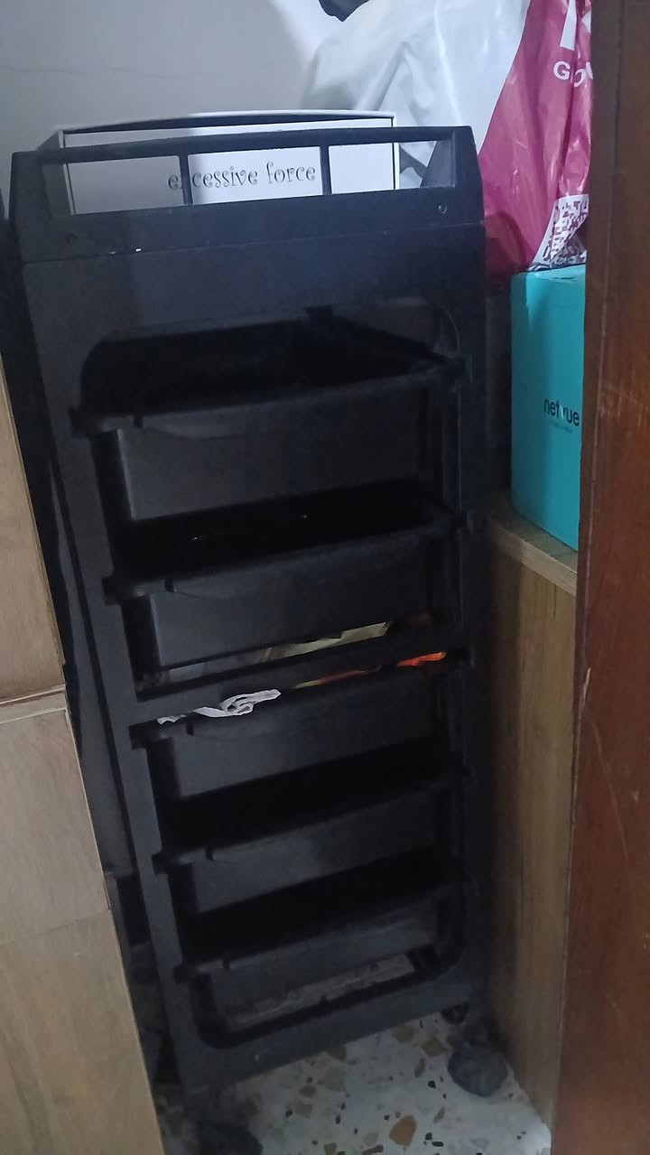 للبيع اثاث حلاقه جديد ابيع شلع توصيل ماعندي
 تواصل هـ ***********
