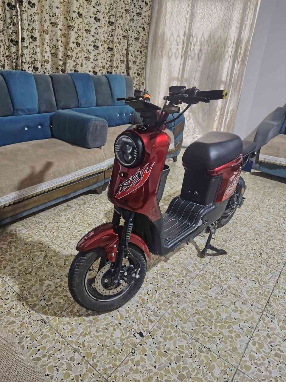 السلام عليكم دراجه شحن R9 دراجه نضيفه مال بيت ما متعوبه بيها 5 بطاريات شحن الدراجه مكفوله تأخذها وبالك مرتاح كلشي ما تصرف عليها اشاير شغالات لايت كله جديد السعر 350 ألف موديل 2026 بعدها جديده ***********

