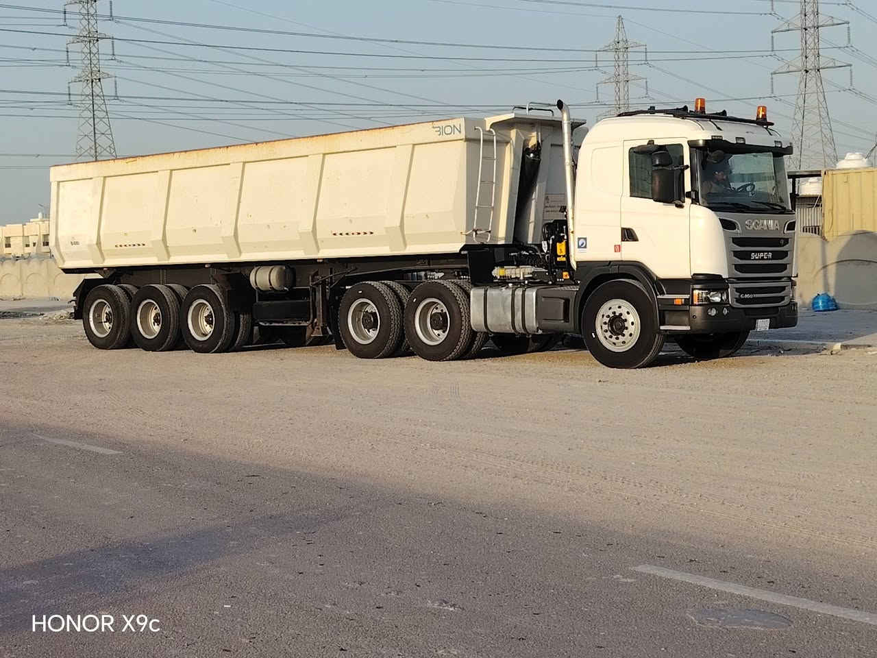 البيع شيراوي الفين15 كير عادي مكينه 460G سياره جديده بمعنى الكلمة كفال عامه  طخم تاير راس و عربانه باوان الفين 2018 منفيس ***********

نص مكتوب في الصور:
- HONOR X9c
