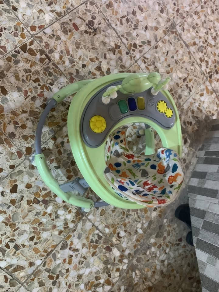 للبيع غراض اطفال
سياره شحن ما بيه اي مشكله 

مشايه اطفال 

عربانه بس تاير مكسور جديدها ماخذه 

حجله. 

كرسي اطفال.   وسياره  ومرجوحه    لي يحب ياخذهم كلهم ابيعهم شلعه 

ذا تحب اتصل ع هذه رقم ***********
