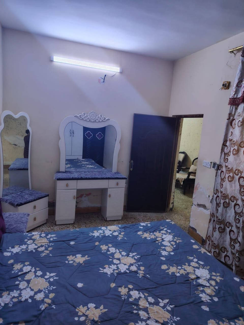 بيت للبيع مستعجل  ١٠٠متر واجه5نزال 20 قاط  واحد  وبيتونه  الحسينية شارع العقيد يم ملعب ميلانو طابو صرف المؤجر رأس الشهر يفرغ البيت  السعر نقد ٥٠ قسط ٥٥ مقدمة ٣٥ والباقي شهري ٥٠٠الف ويستلم البيت مباشر اني مو من المنطقة  أي استفسار ***********
