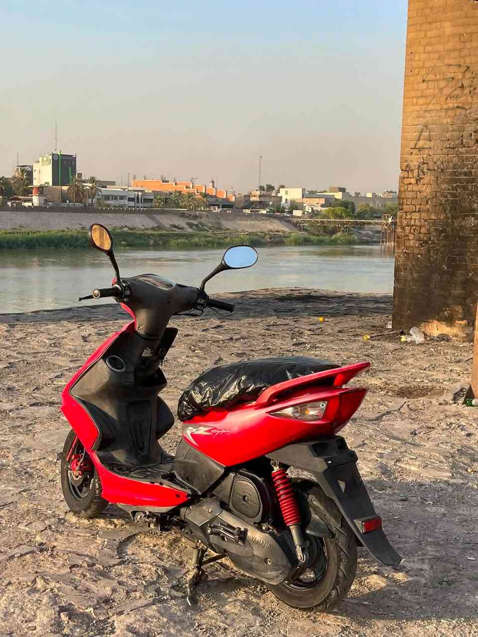 السلام عليكم  دراجه مضلع بلاديه جديده احلا من الصور نقصهه بس قمجي كيلو متر وكابريتر تايوان شادلهه اصلي وماموكفني ابد دراجه تخبل شلعه ومعدل جديده ب650 وبيهه مجال اومراوس بعدله او سكنس مكاني جامع براثا  العطيفيه ***********  المو شراي لا يتعبني وارفعو المنشور بكلمه ياالله فضلاً
