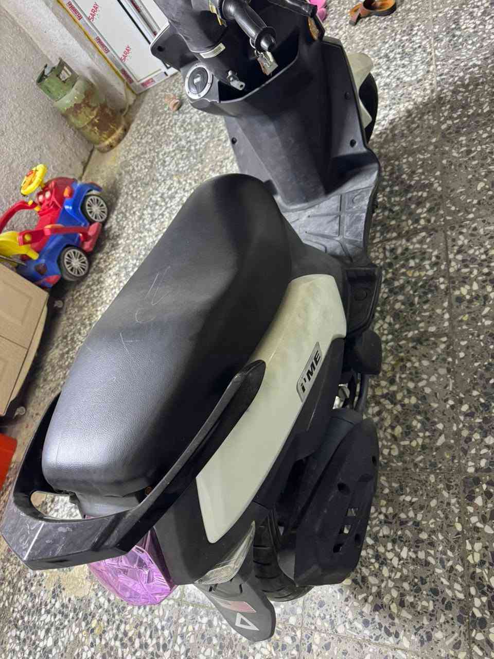 للبيع .
دراجه بيجو ايطالي حديث حاويه صار شهرين من نزلته نوزل بمليون و400 الف 
طوريج .***********
