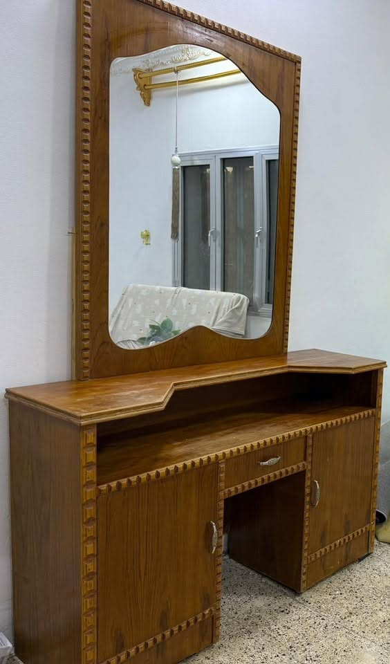 غراض لبيع جربايه طفل 175 ميز مرايه شغل تزكان نجاره صاجي عراقي سعرع 150عنواني بصره شط العرب ***********
