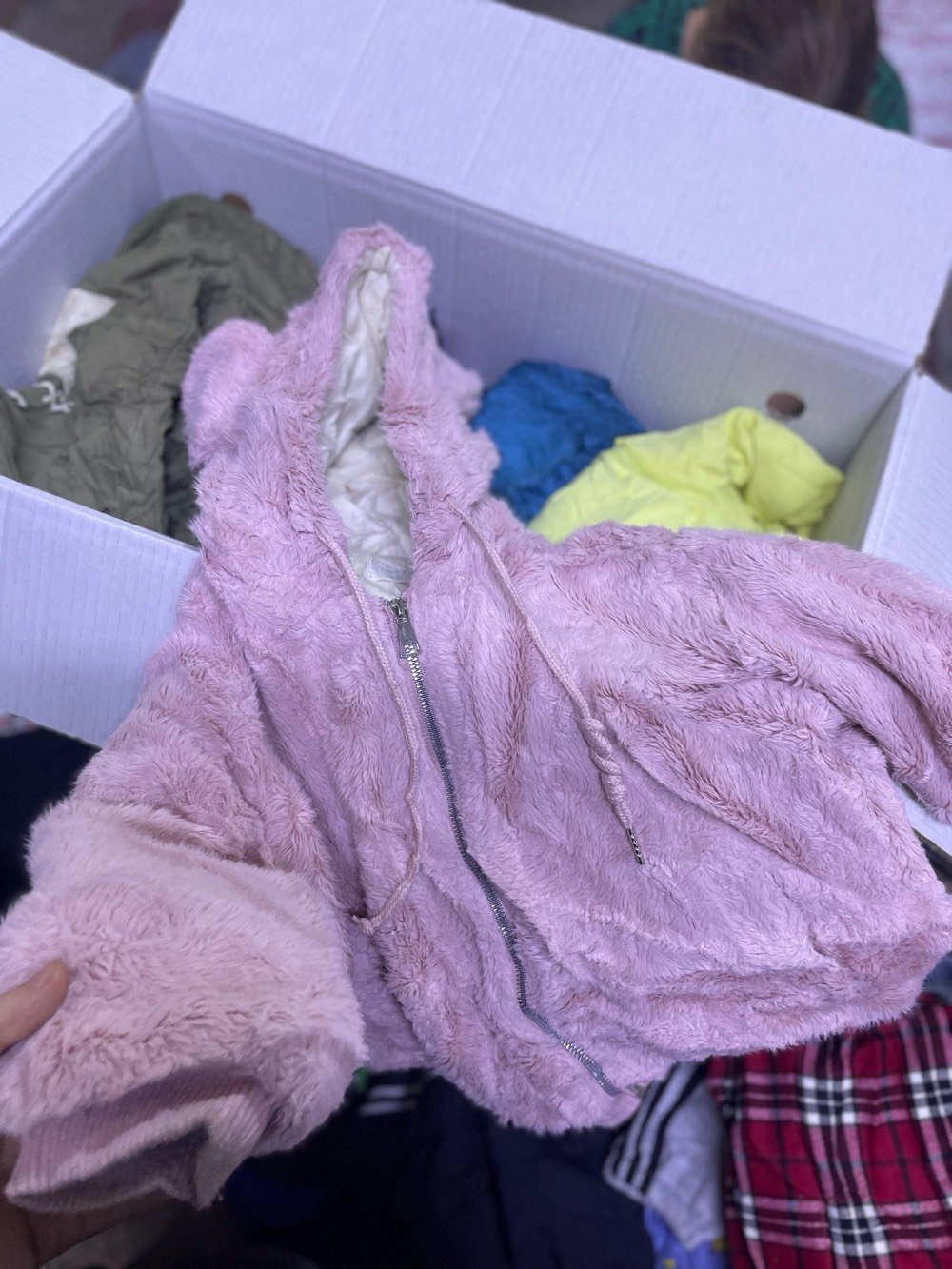 كل مايحتاجه طفلك في الشتاء
قماصل باله قوية ونضيفه تلبسها عمرين 
تجيك القطعه مغسوله ومكويه ونضيفه 
بسعر 4 الالف دينار فقط جميع الاعمار والموديلات متوفره تراك ، تشيرت ، هودي ، قمصله ، يلك ، كلشي متوفر