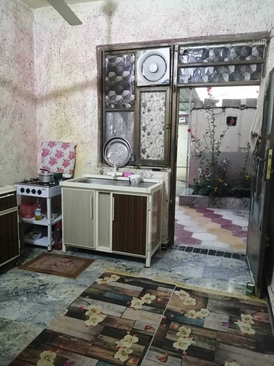 ✨ دار للبيع ✨
📍 الديوانية – شارع سيد هاشم (مجاور لمجمع عزيز المياحي)
📐 المساحة: 150م – البيت زراعي
🏠 التفاصيل:
مطبخ / صالة / غرفة / محل
حمام داخلي + صحيات خارجية
ممر داير البيت(25مليون) 
📞 للاستفسار: *********** (واتساب متوفر)
