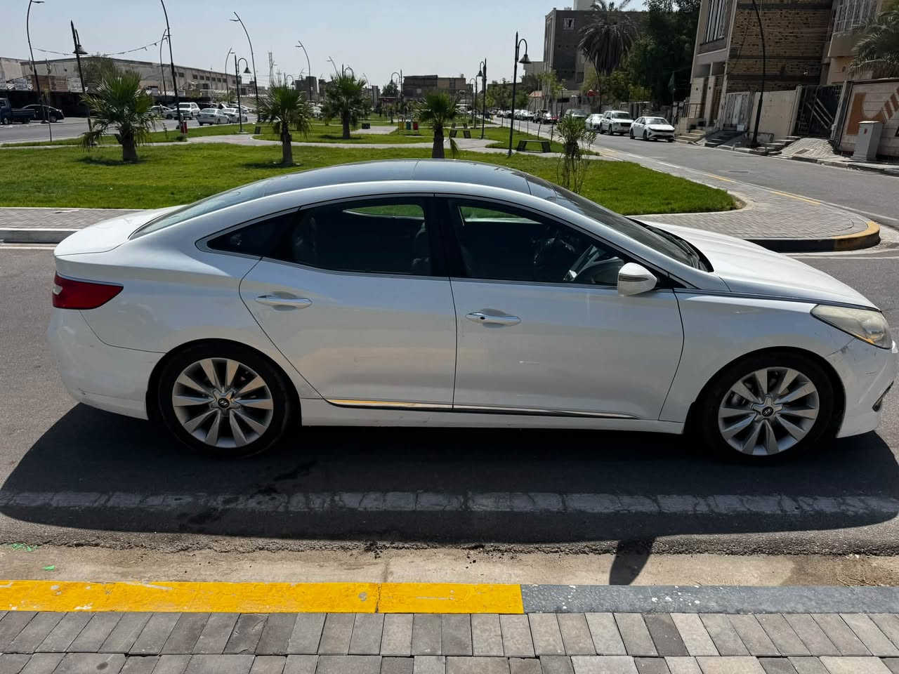 🚗 للبيع: هيونداي أزيرا 2015 🚗
 المواصفات: خليجي
 المحرك: 3000 (6 سلندر)
 اللون: أبيض
 المواصفات العامة: فول المواصفات المعروفة للأزيرا (بانوراما، بصمة، جلد، شاشة، كاميرا، حساسات).

 الحالة: [مكفولة / بارد فقط تحت الرقم]
 المكان: البصرة-حي الجامعه
 السعر: [  128$  ]
للتواصل: 📞 [***********]
