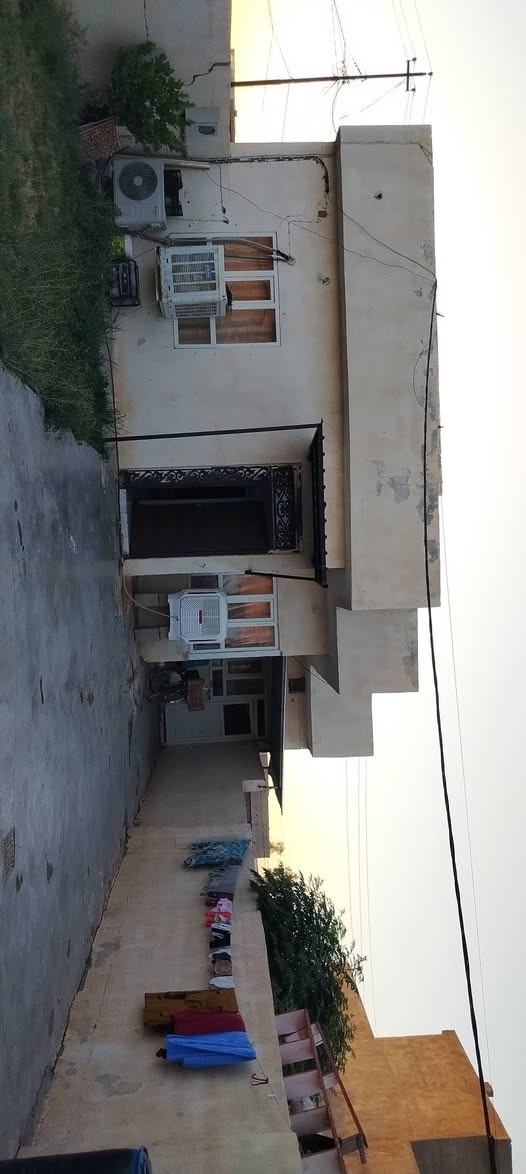 بيت للبيع المساحه 330متر صاد على الشمس بي  استقبال وهول وغرفتين نوم وتواليت داخلي وتواليت خارجي البيت كله گرانيت وسقف ثانوي شارع وراء البيت وشارع كدام البيت  وبي خطين مي من الجدول ومن الاساله وقريب على الشارع العام البگاره  سابع بيت العنوان الربيع نهايه سايدين البگاره وسعره 42 وبي مجال الاتصال ***********
