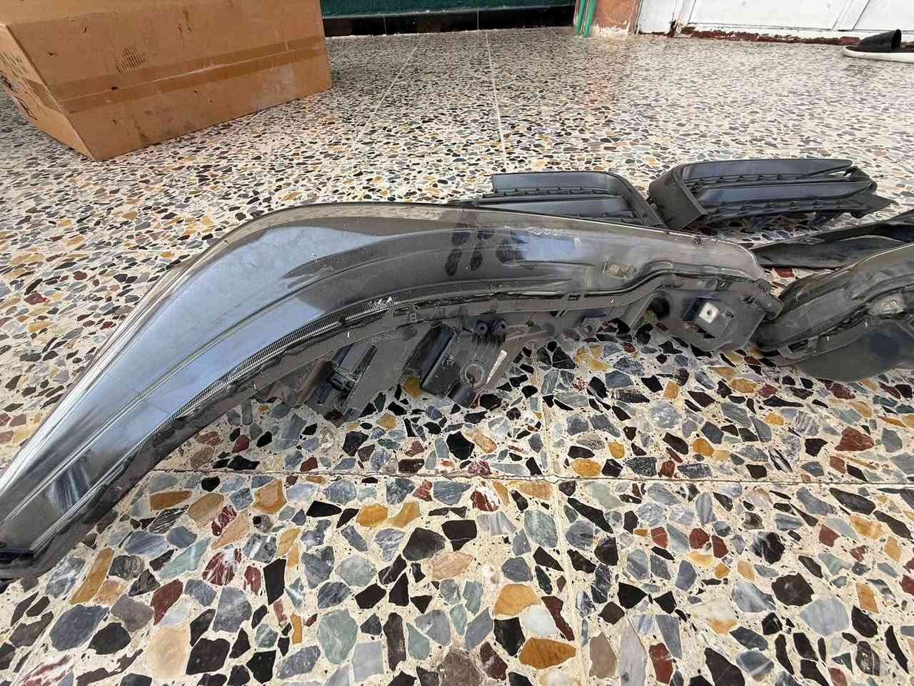 لايتات واحد بلادي واحد تجاري شادلهن منظومه زينون زرع بلادي 
ترايش  ثنين وقاعده بلوجكترات اصليات بلادي  واحد من الايت مكسوره جامته  فقط يتبدل جامه رايدهن كلهن 250 وتعرفون لايت الاصلي بيش والمنظومه الزرع بيش ابيع شلع كل ذني 250 الف 
***********
