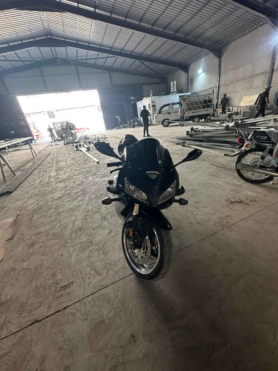 السلام عليكم 
RR 600 للبيع
بحالة الوكالة دراجه تجي وشوف بعينك دراجه نظيفه وأحلى من الصور 
مكاني بغداد المحمودية ناحية الرشيد 
رقم ***********
متوفر واتساب ورصيد

