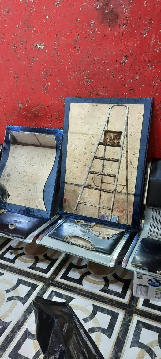 ثلاث مرايات للبيع اثنين كبار وحده زغيره ومرايا جبيره للبيع للإستفسار مراسله او الاتصال علا رقم واتس ***********

