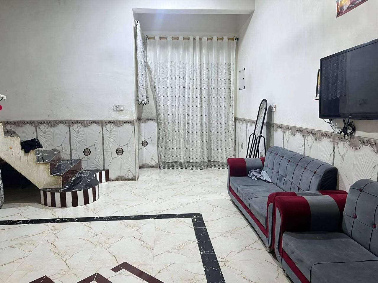السلام عليكم بيت للبيع المساحة 220  المكان حاوي العباس الموقع اول شارع قريب الشط متوفر كافه الخدمات شارع صب ورصيف ومجاري دفن بناء حديث صب كونكريت الارضي رباط 60 × 40 يحتوي على غرفتين مساحه الغرفه الواحدة 5 × 4  
ومساحة الصالحة 7ونص × 5ونص 
ومساحة المطبخ 4 × 3
ومساحة الديوانية 11 × 4 
***********
