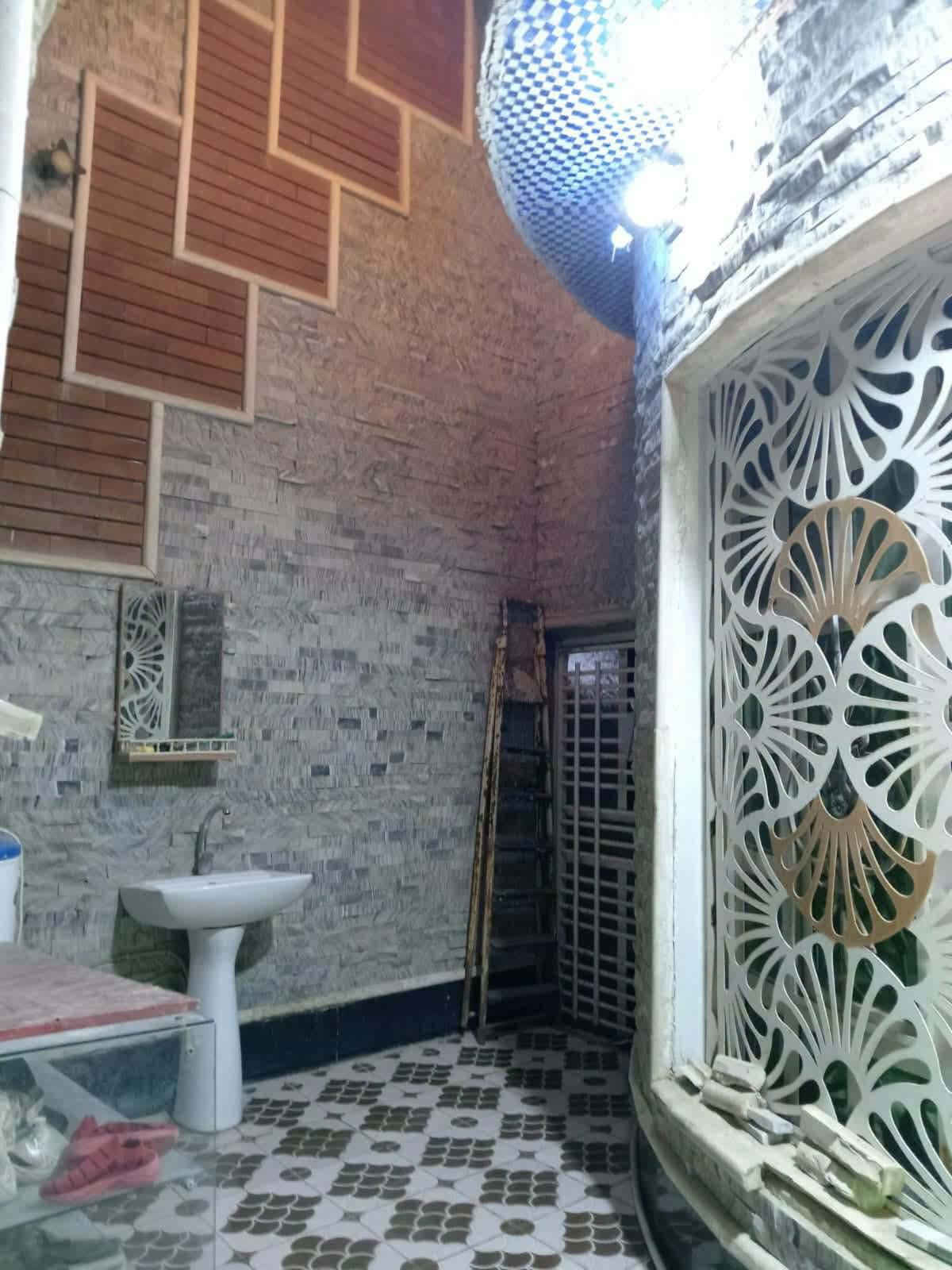 السلام عليكم
بيت للبيع بداية شارع سالم قريب ع فلكت 60
مساحته. 200م  طابقين 🏠
الطابق الأول عكاده
أستقبال ظيوف
صاله
مطبخ
غرفه نوم واحده
حمامات داخليه وخارجيه مع طارمه
مخزن خلف البيت
الطابق الثاني
غرفتين نوم
صاله
وحمامات بعده مكامله
الأستفسار الاتصال أو مراجعت مكتب المطور العقاري الكائن في حي الجزائر شارع المطاعم أو الاتصال على الأرقام
***********
***********
***********
المطور العقاري امانك في العقار 🌃
