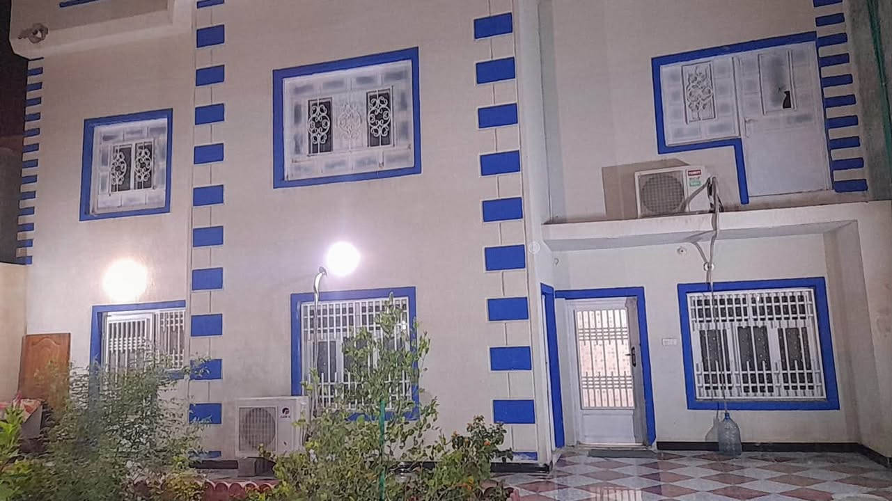 للبيع بيت ملك صرف في منطقة القبلة، خلف السوق الكبير، على شارع العام.
المساحة: 2٠٠ م²
الواجهة: 12.5 متر
عدد الطوابق: طابقان

الطابق الأرضي:

* كراج سيارة
* حديقة
* غرفة
* صالة
* هول
* ديوانية
* حمام داخلي
* حمام خارجي

الطابق الثاني:

* 3 غرف نوم
* صالة
* حمام

البيت نظيف ومُعتنى به، وموقعه مميز وقريب من الأسواق والخدمات.

للاستفسار والتواصل يرجى المراسلة أو الاتصال
***********.
