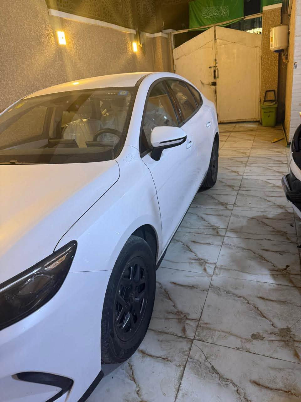 السلام عليكم سيارة BYD S5 موديل 2025 للبيع بغداد بسمي تحويل ثاني يوم ماشيه 7000 الف قابلة للزيادة بيها رصعة بارد جاملغ السايق ساحبها بالجهاز على كد إصبعين مابينه شخط باب الخلفي وره السائق سيارة بعدها بوضع الشركة مكانها بغداد 
السعر 20,500  عشرين مليون اونص/ رقم الهاتف الشراي يتصل ***********
