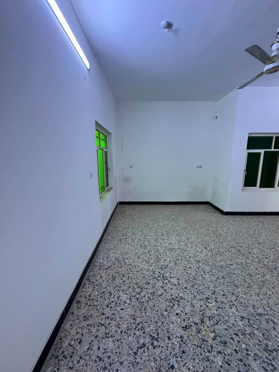 شقة للايجار في البصرة حي المهندسين المربع الذهبي ، في الطابق الاول ، مساحتها ٨٩ م بيها غرفة وصالة ومطبخ وحمام 
سعر الايجار ٤٥٠ الف شاملة اجور ماء وكهرباء 
للتواصل / ***********
