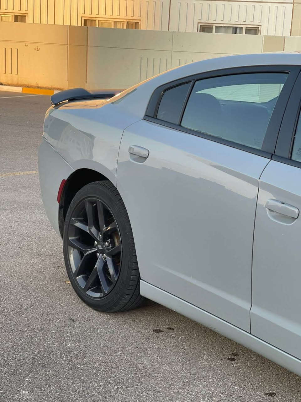 جارجر 2020 sxt لون مميز سموك
رقم بغداد 
محرك 3.6 
وارد امريكي 
ماشية 90 الف وليس ميل
صدر جديد
منضومة زنون ( وصل ضمان موجود )
تخم تاير جديد ( وصل ضمان موجود) 
عليه ادامة 
شاشة لمس Apple Carplay 
كامرا خلفية
تشغيل بصمة 
تشغيل عن بعد
كشن السايق كهرباء 
حساس اطارات
مثبت سرعة تحكم ستيرن 

الملاحظات السيارة بدون معجون فقط دعامية امامية مصبوغة وحاليًا بيه كسور وشخوط ، البنيد راجع على البارد  مال امريكا 
وشويه بارد بالباب 
السيارة سعرة 225  بيه مجال
***********
واتساب متوفر
