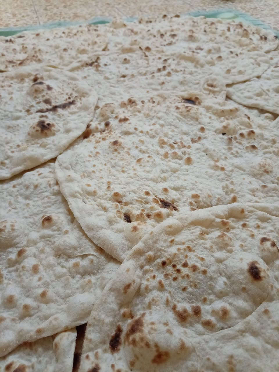السلام عليكم يوجد خبز حار بحار حسب الطلب وجودة مضبوطة وطعم غيرررر الطحين من يمكم 10كرص بألف وأذا الطحين من يمي 5كرص بألف للتواصل والأستفسار على الخاص أو على الرقم *********** العنوان حي الانتصار شارع ثلاثين قرب كرم مول
