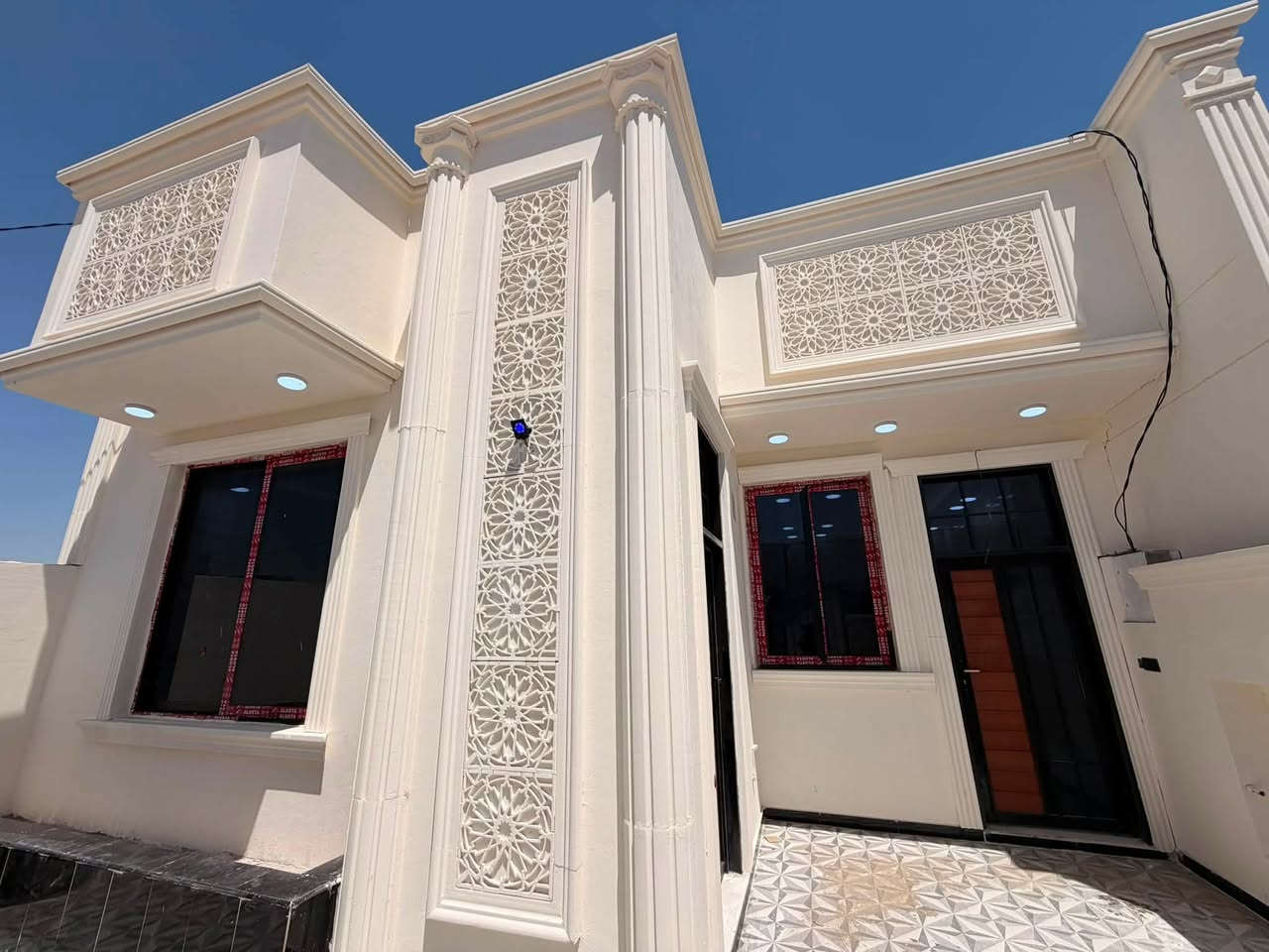 ‏يوجد بيت زراعي مساحة 200 متر داخل مجمع حيدر بن حجي هندي البنيان حديث ودرجة أولى يحتوي البيت على غرفتين وصالة واستقبال ومطبخ ومجمع صحية داخل وخارج العنوان حي الجامعة داخل مجمع حيدر بن حجي هندي الاستفسار أكثر الاتصال على الرقم *********** ￼
