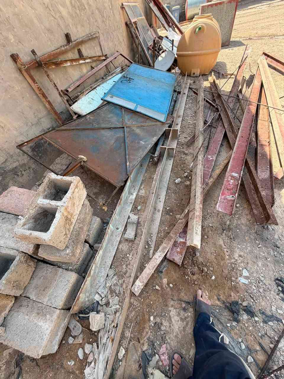 للبيع شلمان ٤ أمتار و٣ونص ٢٢شلمانه بس ثنين معوجه وباقي كلهن نضيفات زاد بيبان وشبابيج وهنكلاين جيبلك كيه حمل مكاني بغداد المعامل شاعوره ام جدر الاستفسار***********
