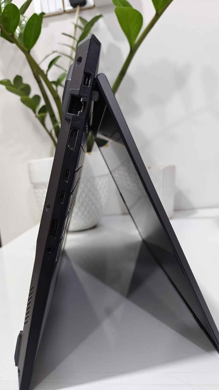 للبيع: لپتوب قيمنق ASUS TUF Gaming A16 (FA608UP) 🔥
أحدث إصدار بمواصفات خارقة جاهز للألعاب الثقيلة وصناعة المحتوى!
المواصفات:

* المعالج: AMD Ryzen 9 270 (قوة معالجة جبارة بالذكاء الاصطناعي).
* كارت الشاشة: NVIDIA RTX 5070 (أحدث جيل، تشغيل أعلى الإعدادات بسلاسة).
* و كرت داخلي AMD Radeon 780M  (512 MB)
* الشاشة: 16 بوصة، دقة FHD+، بتردد 165Hz (ألوان 100% sRGB).
* الذاكرة: رام 32GB DDR5 (سرعة فائقة).
* الهارد: 1TB SSD NVMe (إقلاع فوري للألعاب).
* البطارية: 90Wh (عمر طويل + شحن سريع Type-C).

المميزات:

* تبريد احترافي متطور (Arc Flow Fans) يضمن استقرار الأداء.
* هيكل متين بمعيار عسكري MIL-STD-810H يتحمل الصدمات.
* اللابتوب نظيف جداً  بدون بوكس 

الملحقات: الشاحن الأصلي 240W [اذكر أي ملحقات إضافية].
السعر: 2،100،000
للتواصل والاستفسار: *********** 📞

https://t.me/epic_store2 بغداد, العراق
