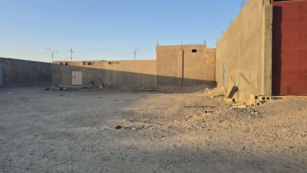 السلام عليكم محل للبيع مقابل الصناعه علا الشارع البره قرب علاوي الخضره. المحل يصير بضهر المحلات يلي ع الشارع مباشر . طول 16 عرض 4 علي شارع مباشر السعر وصل 6 مليون  ***********
