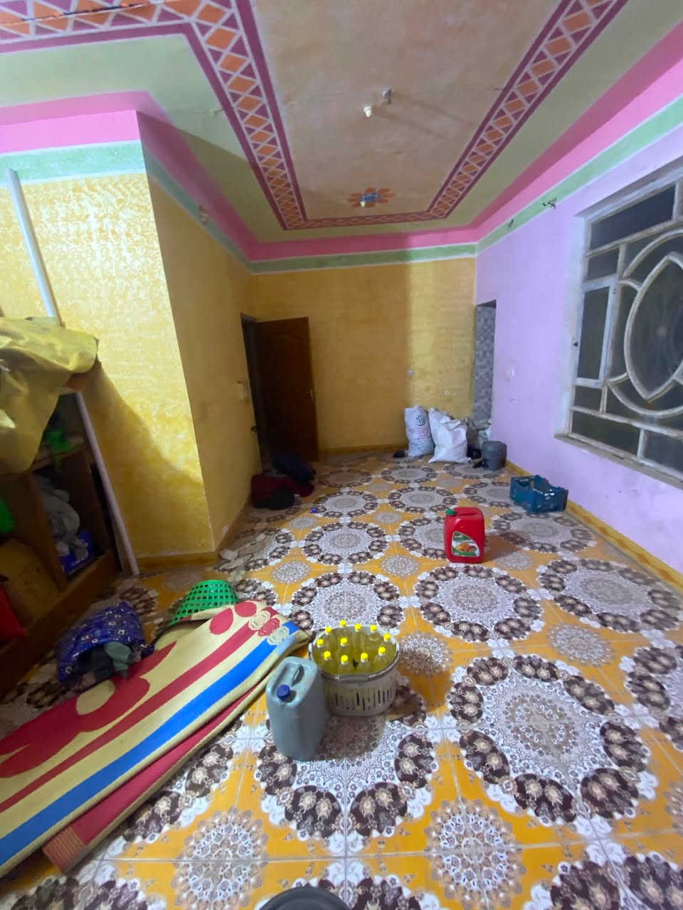 سلام عليكم البيت قريب على شارع القادسيه مساحته 200 واقع حال بالطابو 170بيه 5غرف 3 فوك 2جوه  كاونكريت بناء قديم وحمامات دخليه بالغرف وقابل المفوضه الاستفسار تصل عله هذ رقم 
***********
