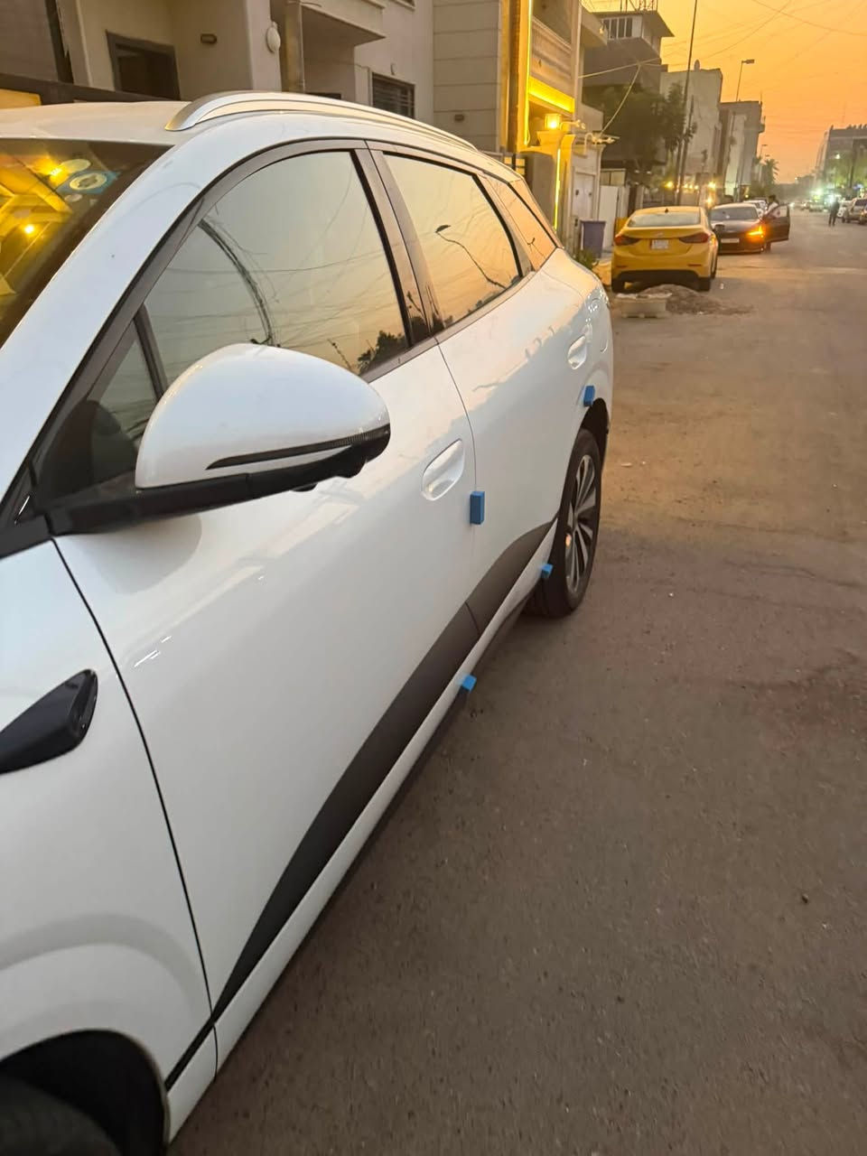 السلام عليكم
سيارة BYD سياليون06 فول  أعلى مواصفات بأستثناء قمارة حديد رقم بغداد وبأسمي ماشيه5000 كيلو للبيع وبسعر 37 مليون  للأستفسار ***********. 
السيارة موجودة في شارع فلسطين.
