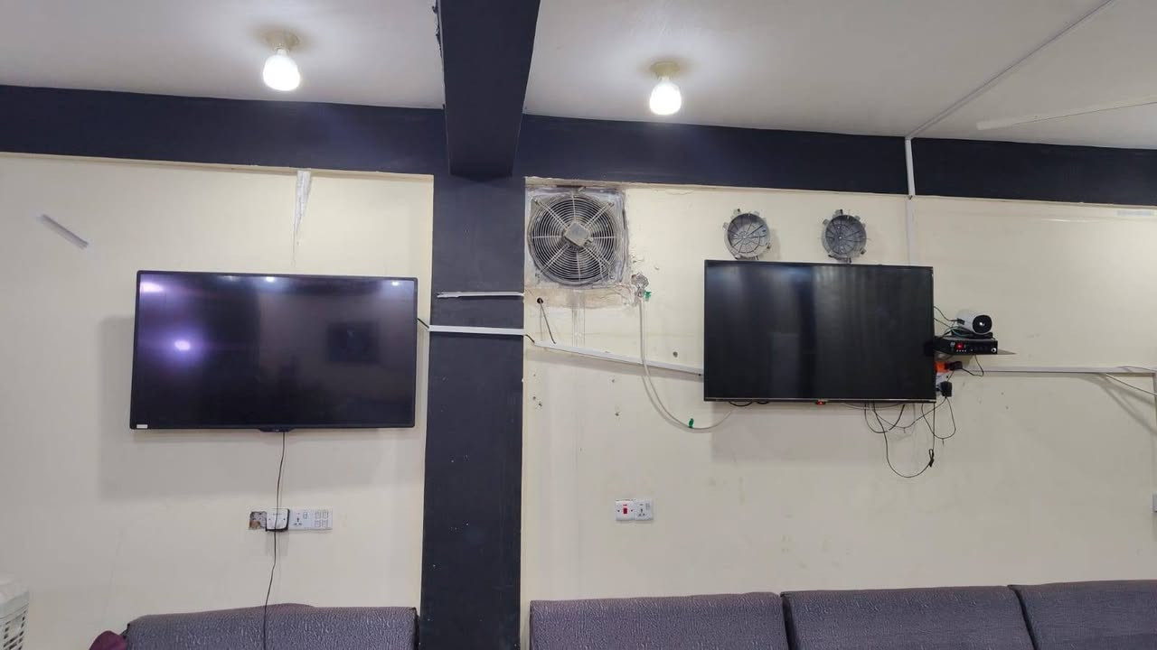 بليارد عدد 2
سبلت 3 طن 2
سبلت 2 طن عمودي 1
طخم قنفات 2
نراكيل 35 كامله
نراكيل ألماني 6 كامله 

فناجين حجم صغير 25
برادات عدد 2
مجمده حجم وسط 1
ميز دومنه عدد 8 كراسي 50 كرسي بلاستك طبلات عدد 20
مراوح عدد 4 سقفيه
مروحه جانبيه 2 مبرده 1
تلفزيون بلازمه حجم 50 عدد 2
تلفزيون حجم 32 الكامرات 
ميز المنيوم 2 متر عاض نراكيل
منظومه كامرات عدد 8
منظومه انترنيت مع جهاز خزن 
جهاز القنوات الرابعه
مطبخ كامل مع كافة المعدات
خط مولد 

السعر خاص
حي العامل مقابل مدرسه بور سعيد سبب البيع عدم التفرغ
***********

