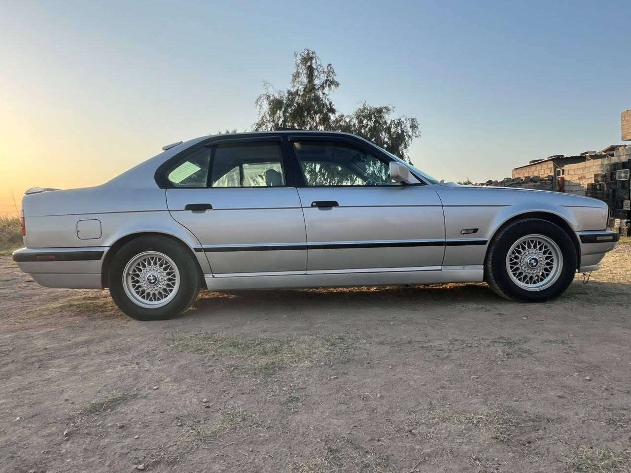 سلام عليكم ورحمة الله وبركاته
BMW 525i               6 سلندر 
سياره للبيع او مراوس حسب القناعه
مكينه وگير وكهربائيات كفاله
تدفئه تبريد شغال
باتري شاده جديد قبل 3 أشهر
وياله خليه تايرات بحاله جيده
حداديه 70 ٪
مكينه خير من الله لاصرف ولاتبخير
فتحه سلايد روف طگتين
دبل جكمچه
منظومه ماي ومنظومه لايتات جديده
سنويه بأسمي تحويل ثاني يوم
مكاني بغداد بسمايه
لاستفسار عل الرقم *********** واتساب
