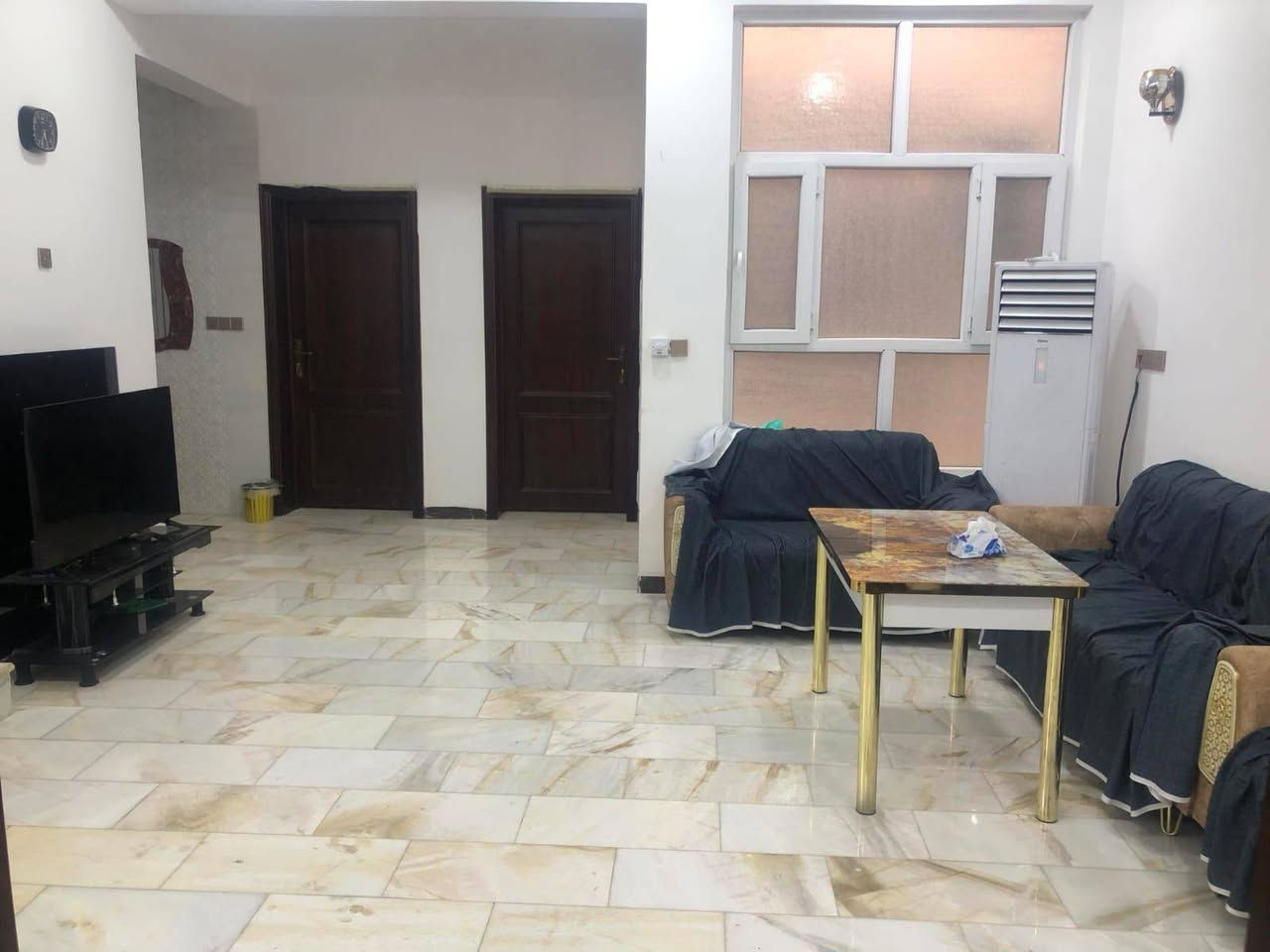 🏡
#من_اجمل_المناطق_السكنيه_الهادئة
 للبيــــــــــع حـــديــــث فـٓــــي حــي الضبــــاط ثــــانـــي بيــــت ع شــــارع 80
_________________
المساحــة // 220م #طـــــابـــــو #صــــرف
الواجهـــــــــة // 10م
النــــــــــــــزال //22م
_________________
🧱#الطابــــــــــــــق #الأرضـــــــــــــي
غـــــرفتيــــــن وصالــــــــــة وهـــــــــــول ومطبـــــــخ  ومجـمــــــــع صحــــــيات داخليــــة وخـــــارجيــــة وكـــراج وطــــارمــــة وحـــديقـــــة ...
🧱#الطابــــــــــــــق #الثانــــــــــــــــي
ثـــــلاث غـــــرف ومجمـــــع صحيــــات متكــــامـــل وهـــــــــول #والطـــــــــابق #الثــــــالــــث بيتونــــــة وسطحيــــن  ...  
_____________💲
السعــــر وبــــاقــــي التفــــاصيـــل ع الاتصــــال
_____________💲 

(***********
@الجميع
