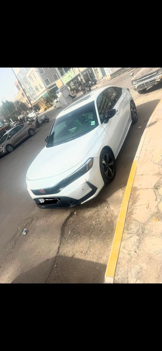 📌 للبيع: هوندا سيفيك تورينج 2025 (Honda Civic Touring) -

🚗 المواصفات الأساسية:

 الموديل: 2025

 الفئة: تورينج (Touring) - أعلى فئة بالكامل

 المسافة المقطوعة (العداد): 35,000كم

 المحرك:  2٠0Lقوي واقتصادي جداً

 اللون الخارج [ ابيض صدفي ]

 اللون الداخلي: [ جلد أسود ]

 حالة البودي والميكانيك: بحالة الوكالة مكفولة (شرط الفحص كير ومحرك وشاصي)(السيارة بدون صبغ فقط الدعاميه)

✨ أبرز مواصفات فئة التورينج:

 نظام صوتي فاخر من BOSE مع 12 سماعة

 مقاعد جلد مع تحكم كهربائي وتدفئة

 شاشة معلومات ترفيهية تعمل باللمس قياس 9 إنش

 شاشة عدادات ديجيتال بالكامل قياس 10.2 إنش

 دعم لاسلكي لنظامي Apple CarPlay و Android Auto

 شاحن لاسلكي للهواتف الذكية

 فتحة سقف

 حزمة الأمان الذكية Honda Sensing (تحديد المسار، رادار، كبح تلقائي، ومثبت سرعة ذكي)

 حساسات ركن أمامية وخلفية مع كاميرا خلفية

 تشغيل عن بُعد ودخول ذكي بدون مفتاح

📄 الأوراق والترخيص:

 [جاهزة للتحويل فوراً / سنوية سارية]

💰 السعر المطلوب: [خاص]

📍 الموقع: [بغداد / السيدية]

📞 للتواصل والاستفسار: [رقم الهاتف ***********
