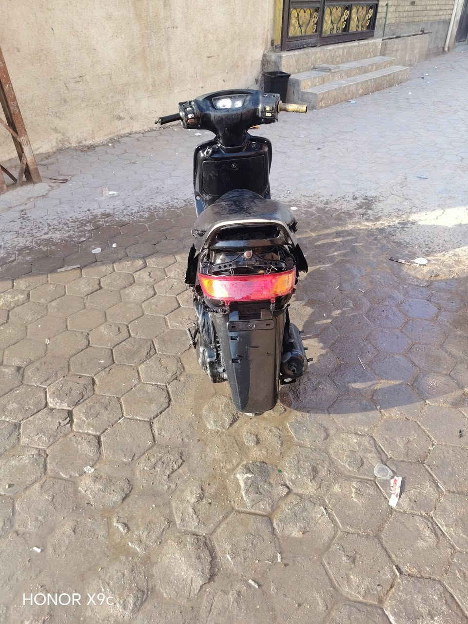 سلام عليكم درجه فراشه للبيع
شغاله بيه دخانه بصيطه
 درجه مرتبه عوز
نواعم.    *سعر ٢٠٠ بيه مجال لللشراي
رقمي ***********

نص مكتوب في الصور:
- HONOR X9c