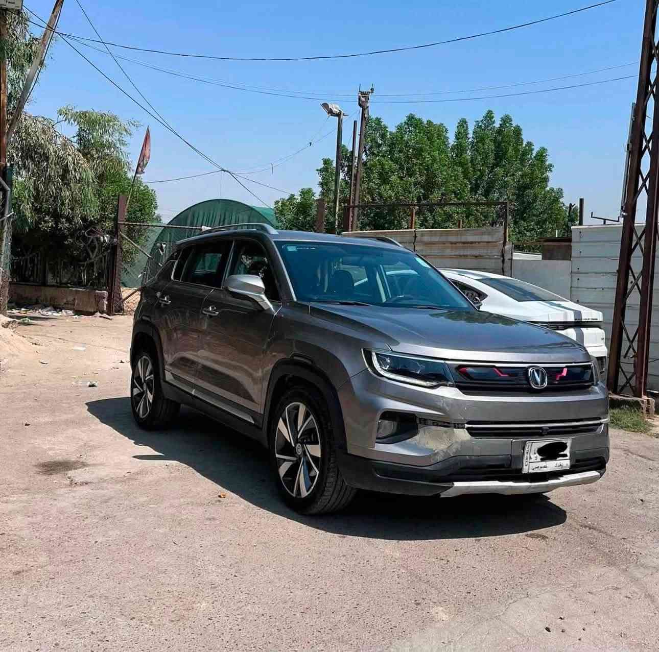سلام عليكم شاجان cs35 موديل 23  سيارة شانجان CS35 (وتحديداً الفئة المحدثة CS35 بلس) بمحرك 4 سلندر سعة 1.4 لتر تيربو يولد 158 حصاناً وعزم دوران 260 نيوتن.متر. تتصل الفئات بناقل حركة أوتوماتيكي مزدوج القابض (DCT) من 7 سرعات وبدفع أمامي، مع معدل استهلاك وقود ممتاز يبلغ نحو 17.3 كم/لتر.الأبعاد والقدراتالطول: 4330 ممالعرض: 1825 ممالارتفاع: 1660 ممسعة صندوق الأمتعة: 403 لترسعة خزان الوقود: 53 لترالتجهيزات الداخلية والتقنيةشاشة وسائط لمسية قياس 10.25 بوصة تدعم Apple CarPlay و Android Auto.مقاعد مكسوة بالجلد ومكيف هواء مع فتحات خلفية.خاصية التشغيل عن بعد والدخول الذكي بدون كีย์ (بصمة) وبريك إلكتروني مع توقف مؤقت (Auto Hold).فتحة سقف بانورامية (في الفئات العليا).أنظمة الأمان والسلامةنظام مانع انغلاق المكابح (ABS) وتوزيع قوة الفرامل إلكترونياً (EBD).نظام الثبات الإلكتروني (ESP) ونظام مانع الانزلاق (TCS).وسائد هوائية أمامية وجانبية، مع كاميرا خلفية أو رؤية محيطية حسب الفئة. هاي موصفاته لسياره وسوناره موجود بل منشور رايده 90 وبيه مجال لطيبين مكاني البياع حي رساله 
***********
