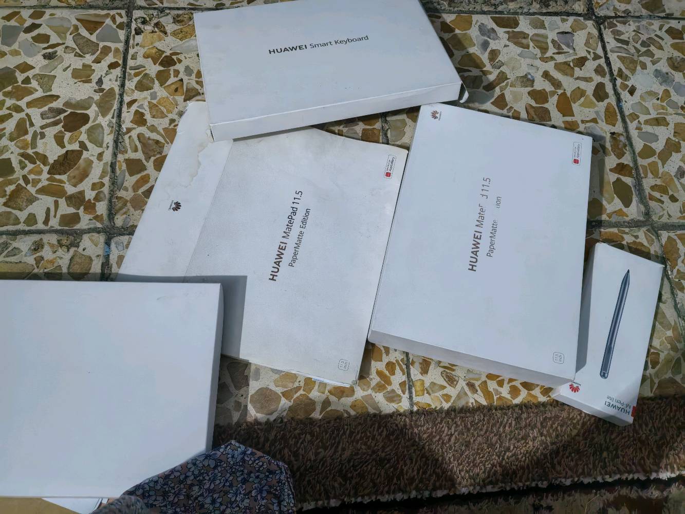 للبيع: ايباد هواوي MatePad 11.5 PaperMatte 2024 (كامل الملحقات - ذاكرة 256GB)
​الموديل: Huawei MatePad 11.5 نسخة الشاشة المطفية (PaperMatte) مريحة جداً للعين وممتازة للدراسة والتصفح.
​الذاكرة: 256 جيجابايت مع رام 8 جيجابايت.
​البطارية: سعة 7700mAh ممتازة وتدوم طويلاً مع شحن سريع.
​الملحقات الكاملة:
​العلبة الأصلية والشاحن.
​القلم الأصلي (Huawei M-Pencil).
​الكيبورد الأصلي (Huawei Keyboard).
​الحالة الفنية: الجهاز شغال 100% بدون أي مشكلة برمجية، اللمس ممتاز، الصوت والأداء بحالة ممتازة جداً.
​الملاحظة: يوجد فطر بسيط في زجاج الشاشة موضح بالصور، وما يؤثر نهائياً على الاستخدام ولا على اللمس.
​السعر: 350,000 ألف دينار عراقي (وبيه مجال للشرّاي الجاد).
​الموقع: بغداد - حي أور
​التواصل: خاص