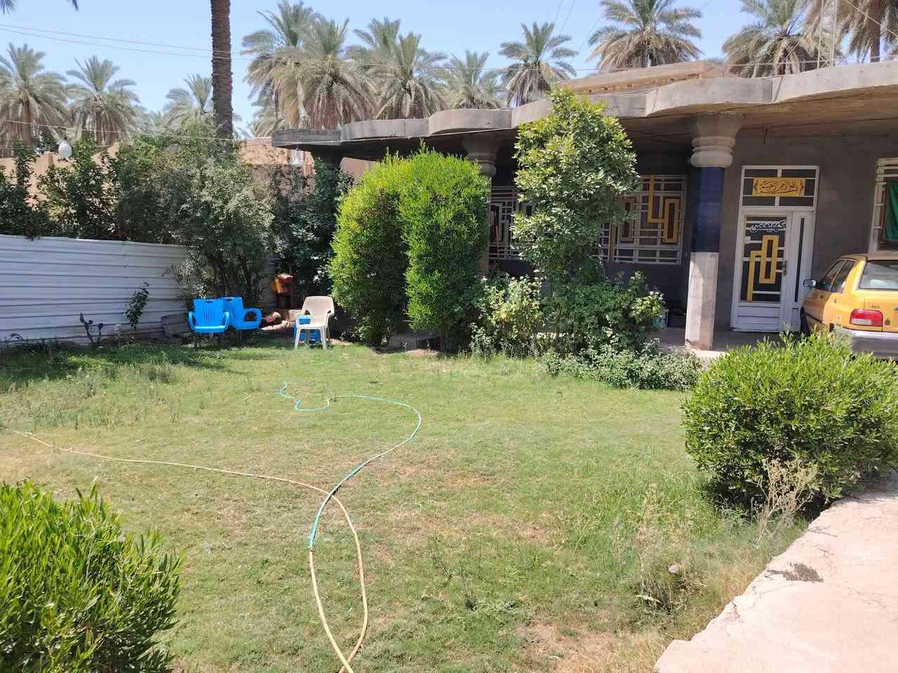 اخوان #للبيع دونم وربع سند 25 بأسمي تحويل اسهم مع بيت مساحته 200متر يحتوي على 3 غرف نوم وصاله وستقبال ومطبخ ومجمع صحيات وكذلك صحيات خارجيه مع حديقه مساحتها 100 والبستان حلوه ومعموره بيها اشكال الاشجار والنخيل والبيت صاير على الشارع تبليط كافة الخدمات متوفره مكانه كربلاء الحسينيه (شارع الشاهر) او منطقه العواره الوسطى تبعد على مركز المدينه 15 كيلو تقريبا السعر 240 مليون وبي مجال للشراي   للاستفسار اكثر اتصل ***********
