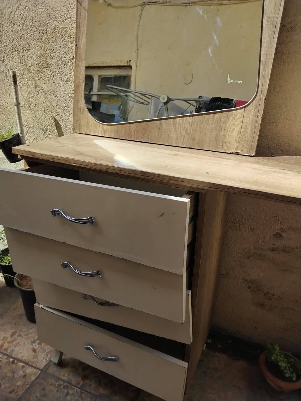 ميز مرايه ترتيب سجج فقط الي يريده يجي ياخذه مكاني تراث تقاطع الربيعي

