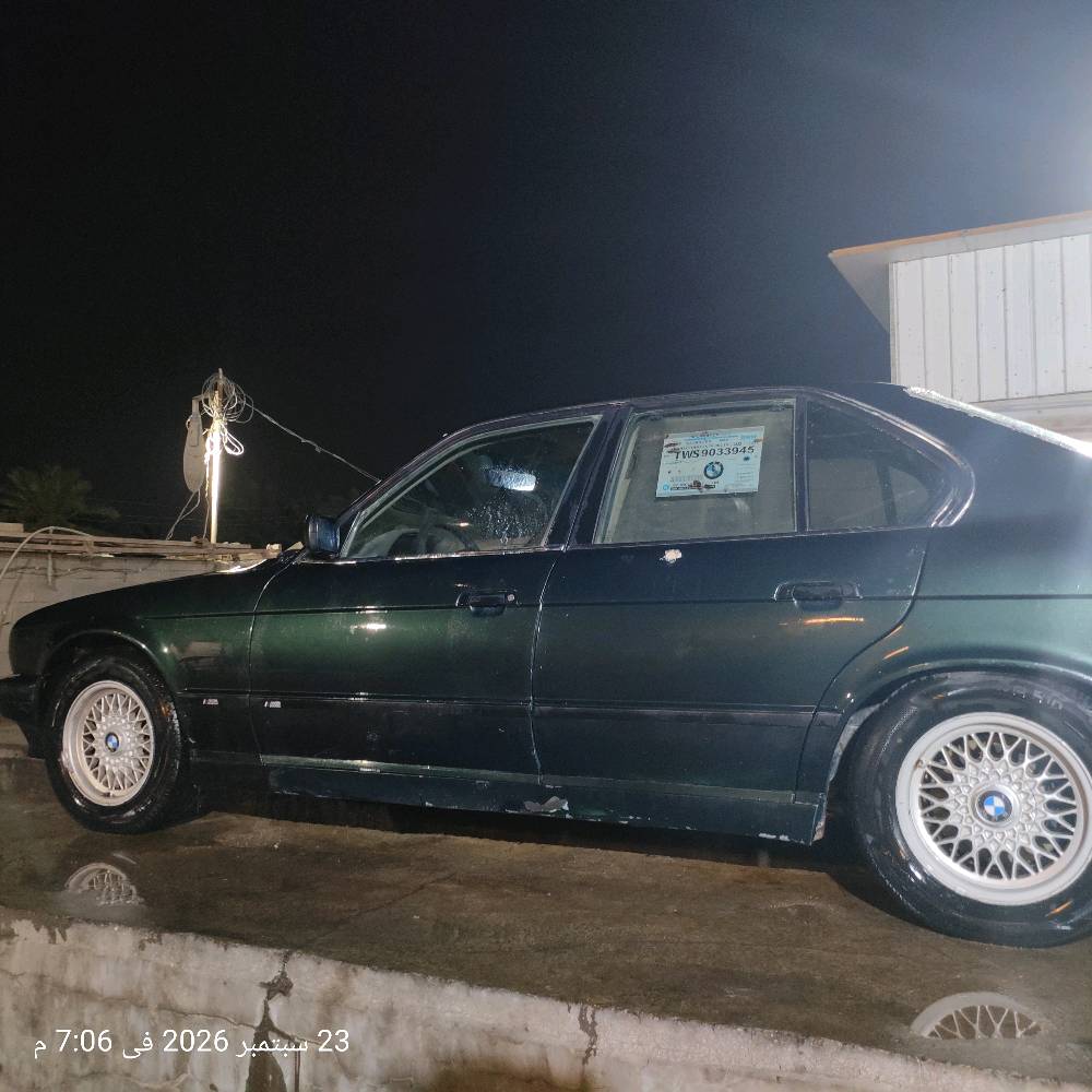 bmw 525i 
1993
اكسل ٢.٢٣ 
خطين غاز وبانزين 
داخل كريمي 
فتحة سقف السياره فول مواصفات 
السعر ٥٠ وبيها مجال 
***********