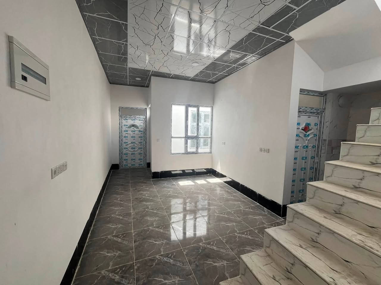 بيت للبيع حي القوسيات البيت زيرو ما مسكون بناء حديث طابق ونص  100 متر كرت بلدية شغلة مظبوطة بيت فول مواصفات تبليط مي كهرب كلة موجودة  بيت مواصفات فول بعدة ما مسكون زيرو السعر 43 وبي مجال للطيبين التواصل عل واتساب
***********
***********

