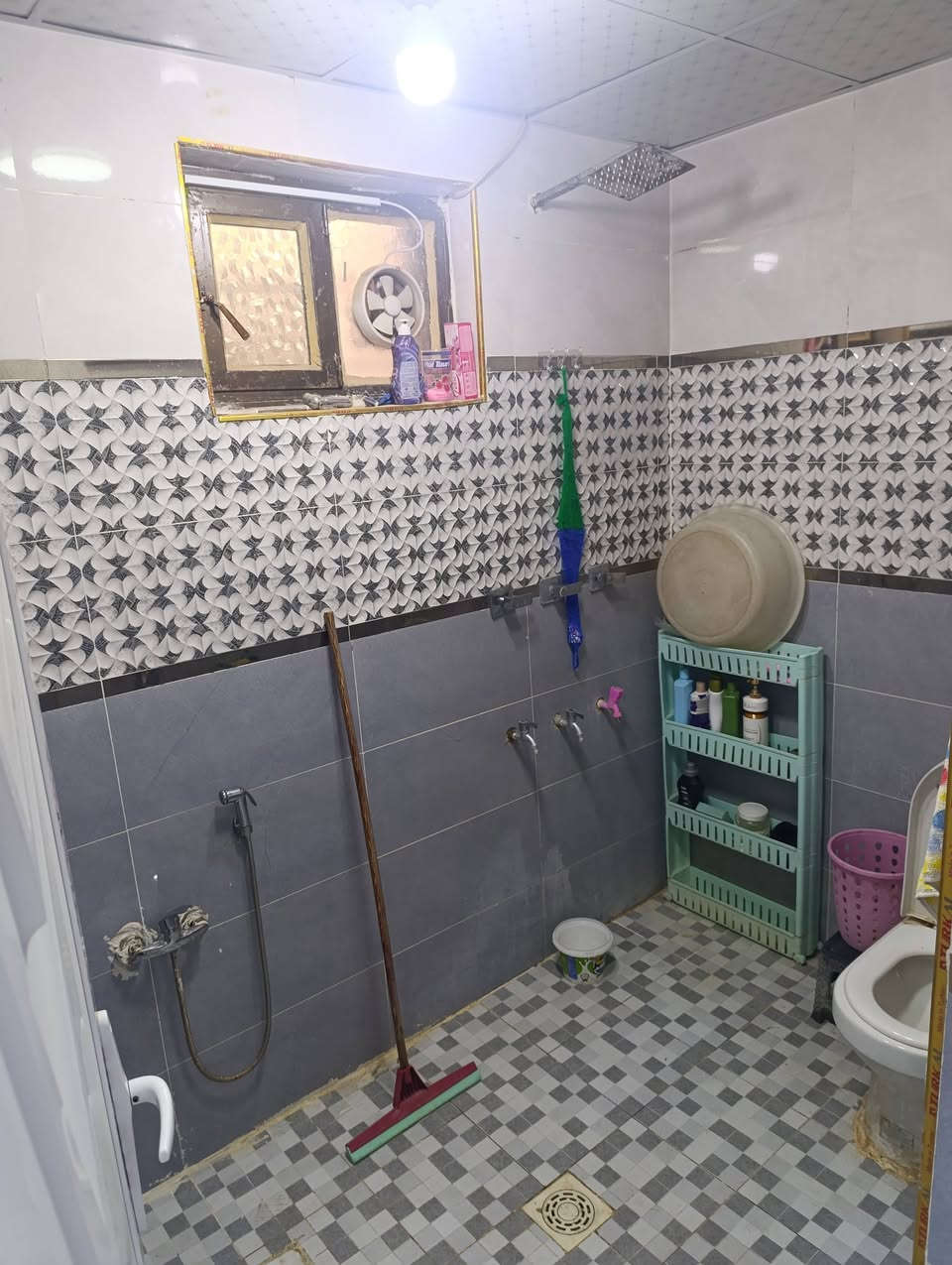بيت طابو صرف مساحته 164م الوجه 8م والنزال 20م يحتوي على استقبال ومطبخ وهول داخلي وغرف عدد 3 حمامات 3وبيتونه كبيرة وسطحين مطبك شتايكر سنة البناء 2024 المحمودية حي الكرار طليطلة سابقا قرب ثانويه المعراج موقع غني عن التعريف الي يحب يعرف تفاصيل اكثر الاتصال على صاحب الدار حصرا على الرقم *********** يتوفر بيه واتساب أيضا
