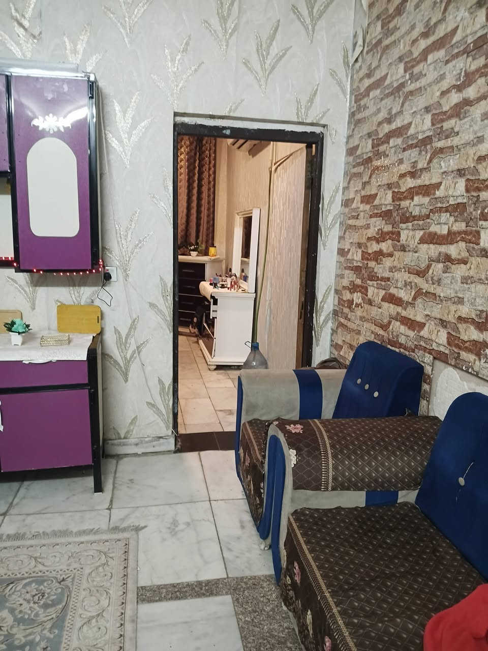 سلام عليكم بيت البيع مساحه ١٠٠ متر معسكر البلاديات قرب أسواق ابو حيدر الساعدي البيت عكاده مو صب وبلاوك ارضيه مرمر  ***********وفهمك سعر  ب٦٠
