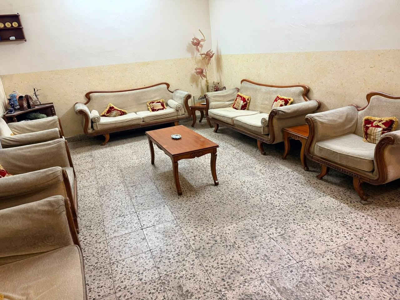 تخم كامل للبيع مع الطبلات والرف المعلق على الحائط سعر 250 وبي مجال التواصل على الرقم ***********
