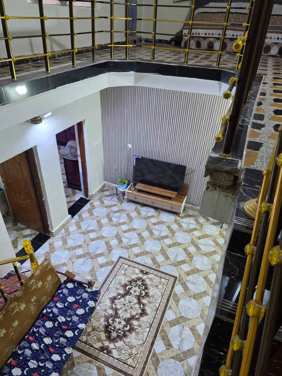 بسم ماشاء الله 
يتوفر بيت للبيع 
الموقع حي الامير قرب فله دكتور نسيم 
البيت طابقين بي 4غرف صاله استقبال مطبخ صحيات مناور سيراميك كله 
نوع العقار طابو زراعي سند 25 
المساحه 200متر 
والسعر 100بي مجال للشراي فقط 
الجاد يتصل على رقم *********** ومن الله التوفيق
