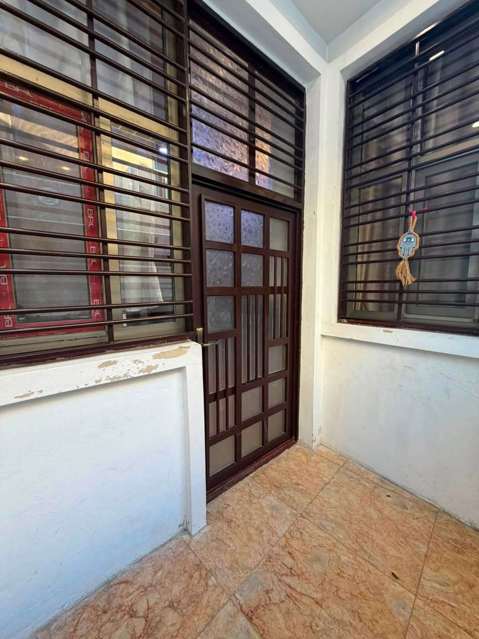 � للبيع مشتمل سكني مميز

📐 المساحة: 50 متر

🏡 التفاصيل:
• الطابق الأرضي: صالة + مطبخ
• الطابق الأول: غرفتا نوم
• 2 خدمات
• بيتونة

📍 العنوان: شارع المغرب – نجيب باشا
📌 قرب مستشفى الخيال – فرع البيت

📱 للتواصل والواتساب:
***********
