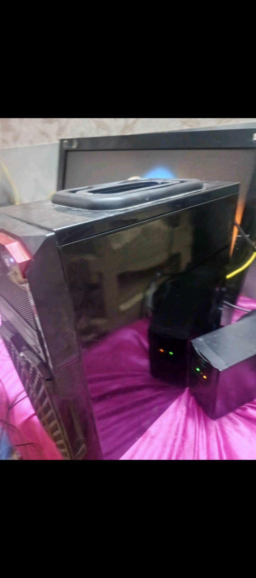 سلام عليكم pc  للبيع يجي ويا حساب ستيم بي ١٠٠ لعبة قويات وحديثات الحاسبة خير من اللة
معالج i5 _4460
كرت شاشهGTX960 asus
مذر بورد gigbayte
رامات 8
بور سبلاي 500w
ملحقات موس وكيبورد لوجتك 
موس باد سماعه ريد دراكون
يواسبي فاربر 850 يجي وياهة 1 كيبورت مكاني بغداد 
لسعر بس اب 200