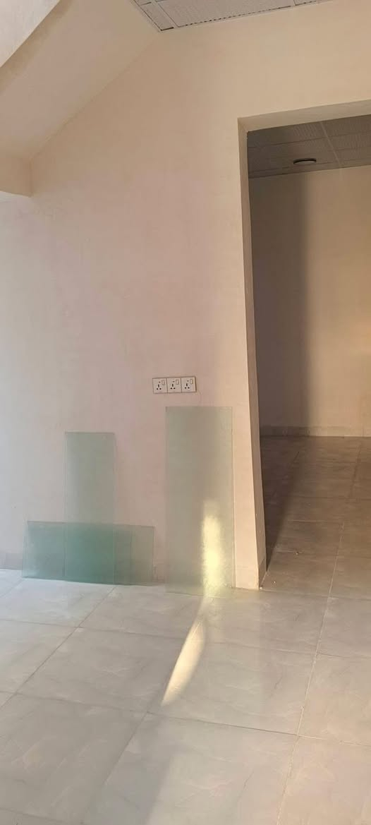 دار للبيع طابق واحد درج داخلي بيتونه بيت فول مواصفات حي العسكري بلدية قرب اسواق المرهون السعر ٤٢ وبي مجال للاستفسار ***********
