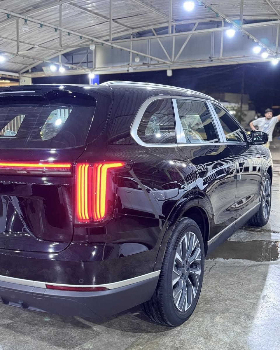 توفر لدينا من جديد 
سوئيست S08 1.5L Premium ‎ (بلگ-إن هايبرد🔋)

الموديل: 2027 (خليجي)
العداد: صفر كيلو متر
‼️مرقم بغداد جاهز ‼️
المحرك: 1.5 لتر. 4 أسطوانات تيربو، حقن مباشر / نظام هايبرد قابل للشحن (بلك-ان هايبرد)
القوة الاجمالية 347 حصان
عزم الدوران الاجمالي (نيوتن-م.): 525
ناقل الحركة: أوتوماتيكي مخصص لنظام الهايبرد DHT
نظام الدفع: دفع امامي
سعة البطارية كيلووات/س: 18.4
مدى الرحلات بالكهرباء فقط : 85 كم - CLTC 120 كم WLTC
مدى الرحلات الإجمالي (باستخدام الكهرباء والبنزين) : 1350+ كم

استهلاك الوقود: 4.9 لتر لكل 100 كم

الضمان الأساسي: 6 سنوات أو 200,000 كم (أيهما أولا)
ضمان المحرك: 10 سنوات أو 1،000،000 كم (أيهما أولا / للمالك الأول)
ضمان البطارية: 8 سنوات او 150,000 كم ( ايهما اولا)

المواصفات:
*ويل قياس 20 إنچ
*فتحة سقف بانوراما 1.1 م
*الصندوق كهربائي
*مسند الذراع الوسطي مزود بثلاجة فريز وتدفئة
*مثبت سرعة مع رادار تفاعلي
*نظام القيادة شبه الذاتية
*نظام الكبح التلقائي في حالة الطوارئ
*نظام تحذير الاصطدام الامامي
*كاميرات محيطية 540 درجة
*حساسات أمامية وخلفية
* مراقبة النقطة العمياء
*نظام تحذير مغادرة المسار
* نظام المساعدة للبقاء في المسار
*نظام تحذير فتح الباب
*شاشة عرض ترفيهية قياس 15.6 إنچ
*شاشة عدادات رقمية قياس 10.25 إنچ
*نظام صوتي متطور 12 سماعة
*نظام ابل كار بلاي واندرويد أوتو لاسلكي
*شاحن هاتف لاسلكي سريع
*مقصورة الركاب من الجلد الطبيعي الفاخر
*مقعد السائق والراكب كهربائي
*مقعد السائق والراكب مبردة ومدفئة
*مقعد السائق و الراكب ذاكرة
* مقاعد الصف الثاني كهربائية
*مقتعد الصف الثالث كهربائية مع طي وفتح كهربائي بالكامل
* شاشة تحكم بالتبريد لمس ومنفصلة للصف الثاني
* نظام تبريد منفصل للصف الثاني و الثالث
*إنارة محيطية متعددة الالوان
*مصابيح أمامية وخلفية أوتوماتيكية LED مع مصابيح نهارية
*نظام التحكم الذكي بالإنارة العالية
*المرايا الجانبية قابلة للطي كهربائياً ومدفئة مع ذاكرة
*دخول ذكي (بصمة) وتشغيل عن بعد
*خاصية إغلاق نوافذ وفتحة السقف عن بعد
* نظام تنقية الهواء PM2.5 مع شاشة وفلتر تنقية الهواء(N95)
*ماسحات الزجاج الأمامي مع حساس للمطر
*وسائد هوائية امامية وجانبية عدد 6

❌للطلب والاستفسار :

📞***********
📞***********
📞***********
📍

#معرض_الفرقان_لتجارة_السيارات
#بغداد_الكريعات_نهاية_شارع_الوقف
